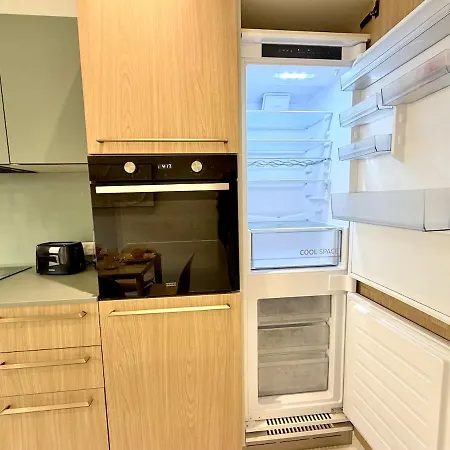 Stylish 3 Bedrooms 5min Walk To Seafront Apartman *